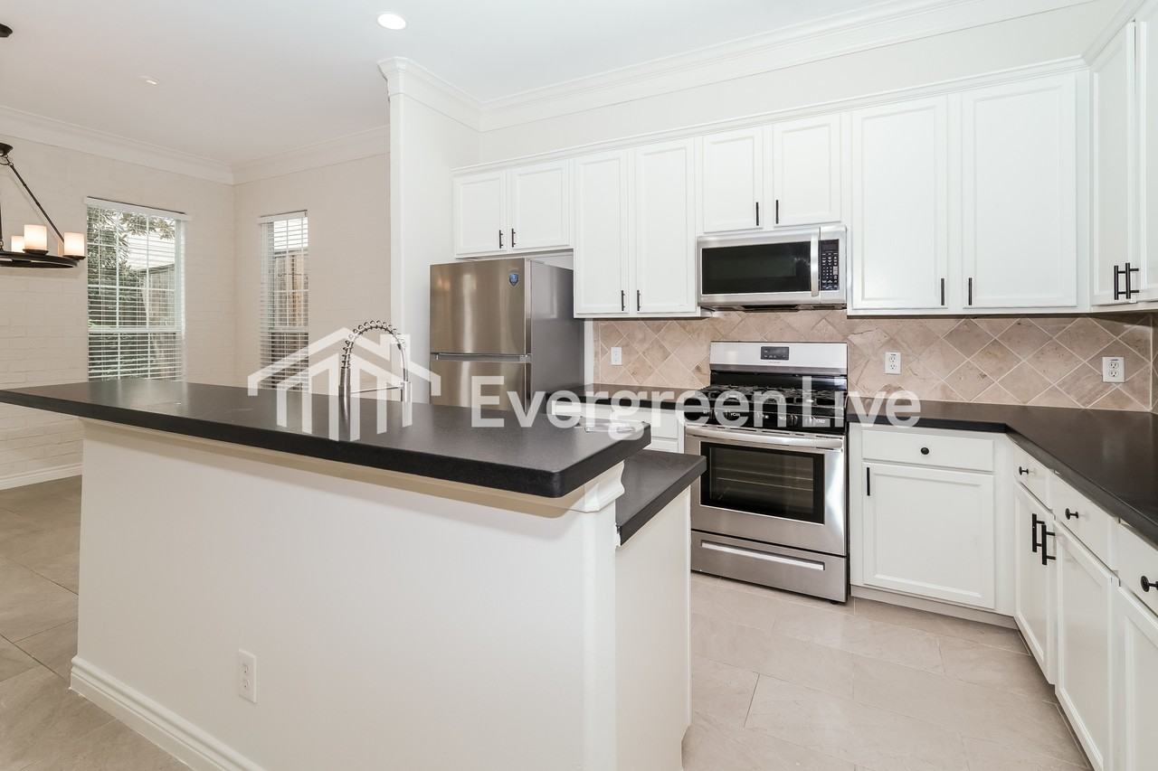 2605 Cheshire Oaks Dr - Photo 3 of 15