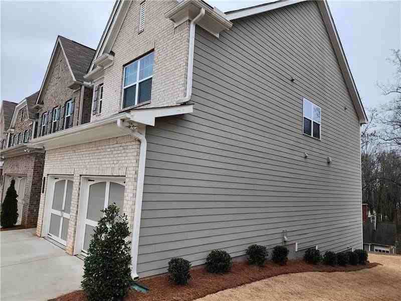 1366 Endicott Ct - Photo 2 of 18
