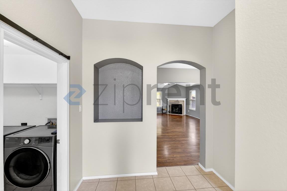 916 Reveille Rd - Photo 5 of 25