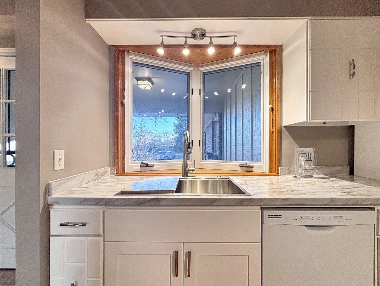 814 S Nelson Way - Photo 5 of 38