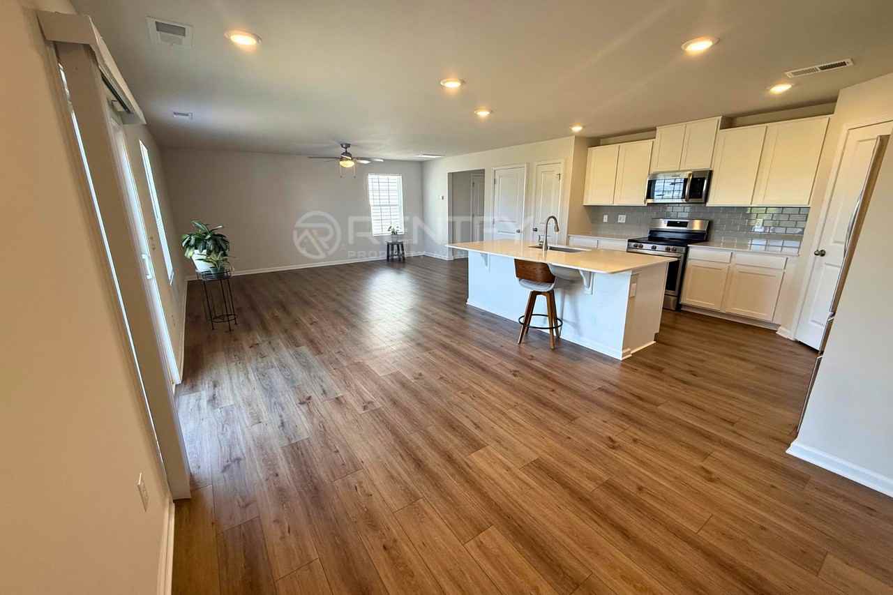 2802 Legacy Ridge Ln - Photo 4 of 23