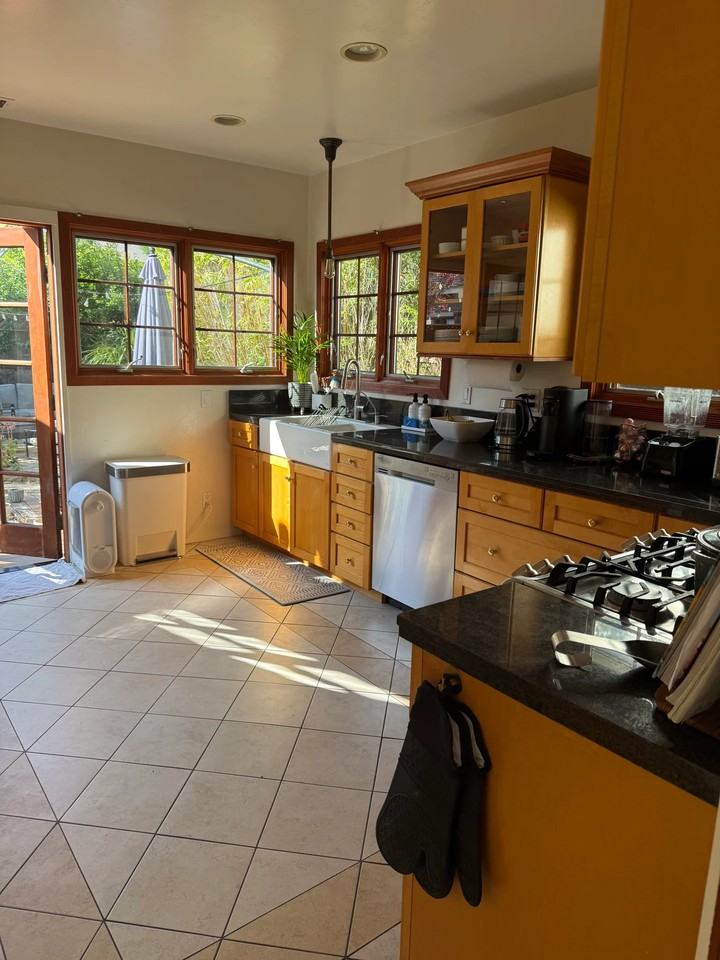 316 W Victoria St - Photo 3 of 20