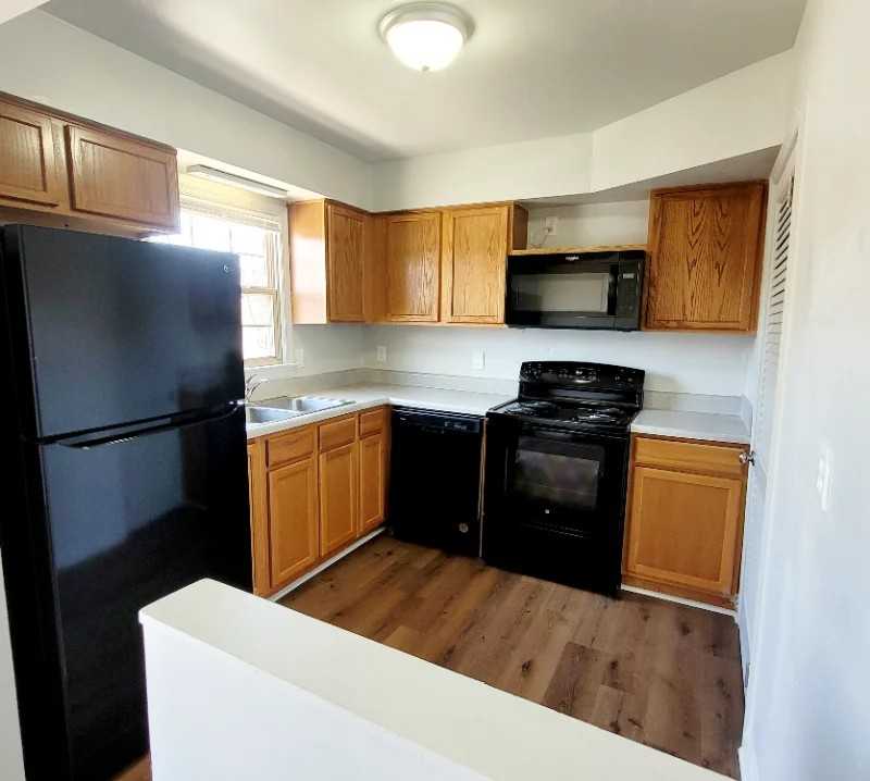 81 W County St #B - Photo 4 of 9