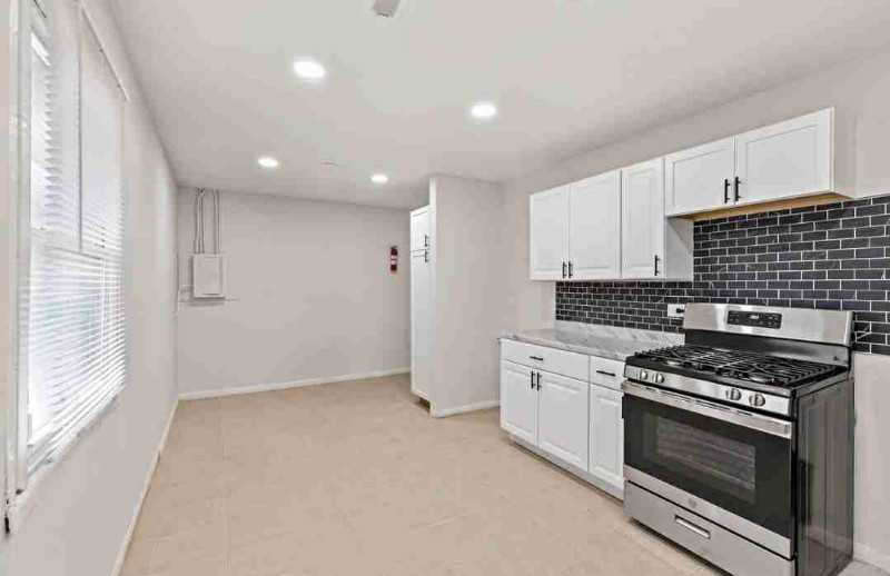 583 Andover St - Photo 4 of 10