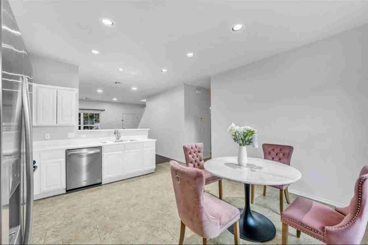 9208 Nw 71st St - Photo 4 of 20