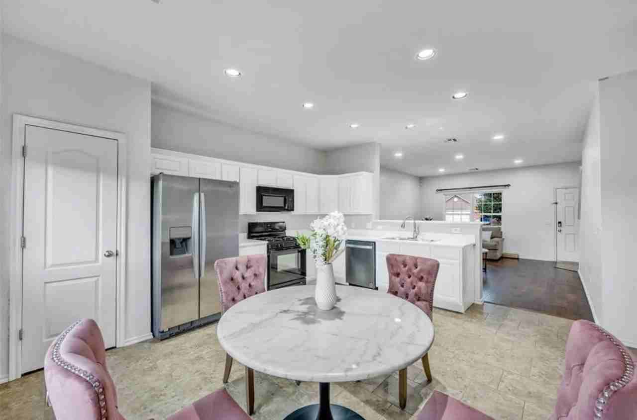 9208 Nw 71st St - Photo 5 of 20