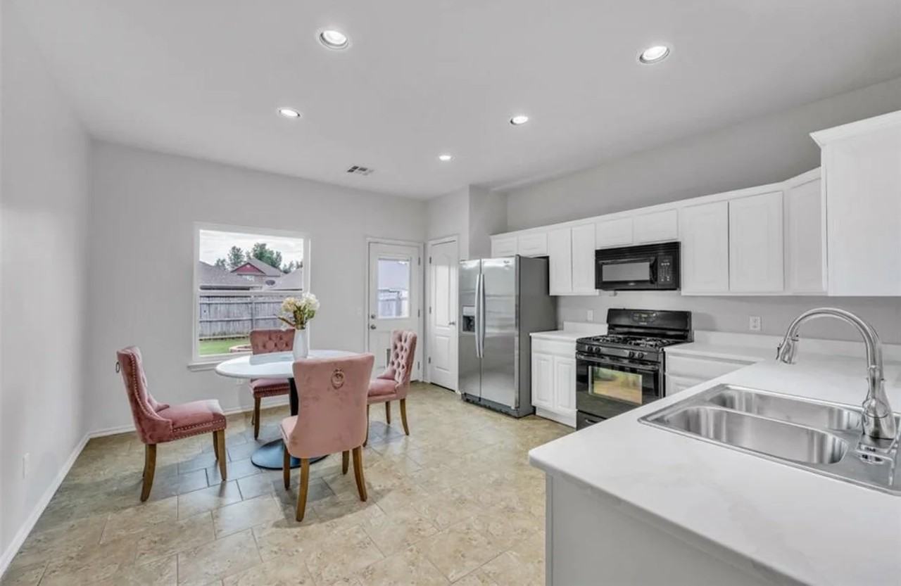 9208 Nw 71st St - Photo 6 of 20