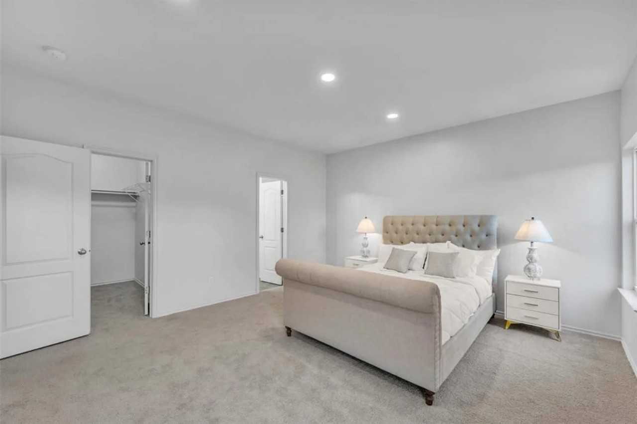 9208 Nw 71st St - Photo 7 of 20