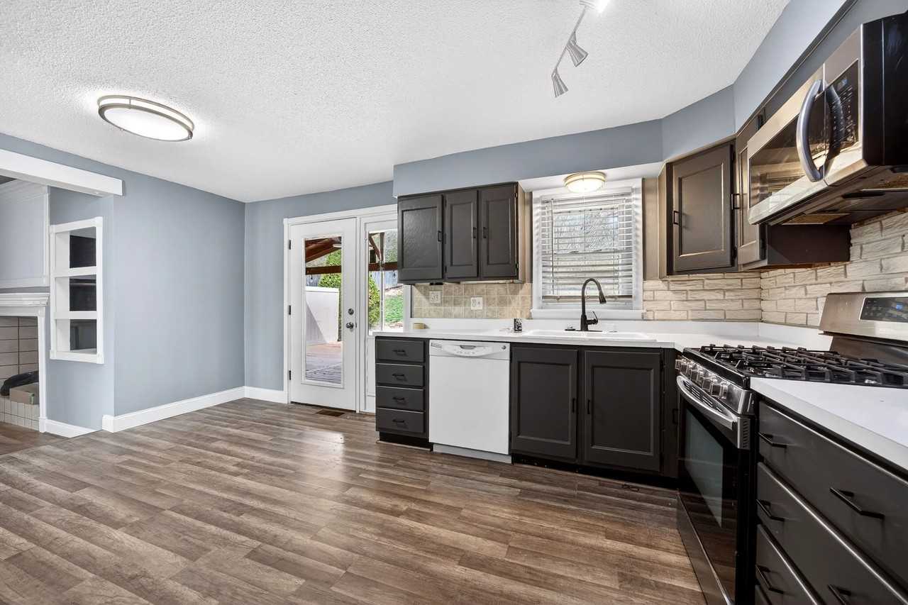 3320 Elm St - Photo 3 of 38