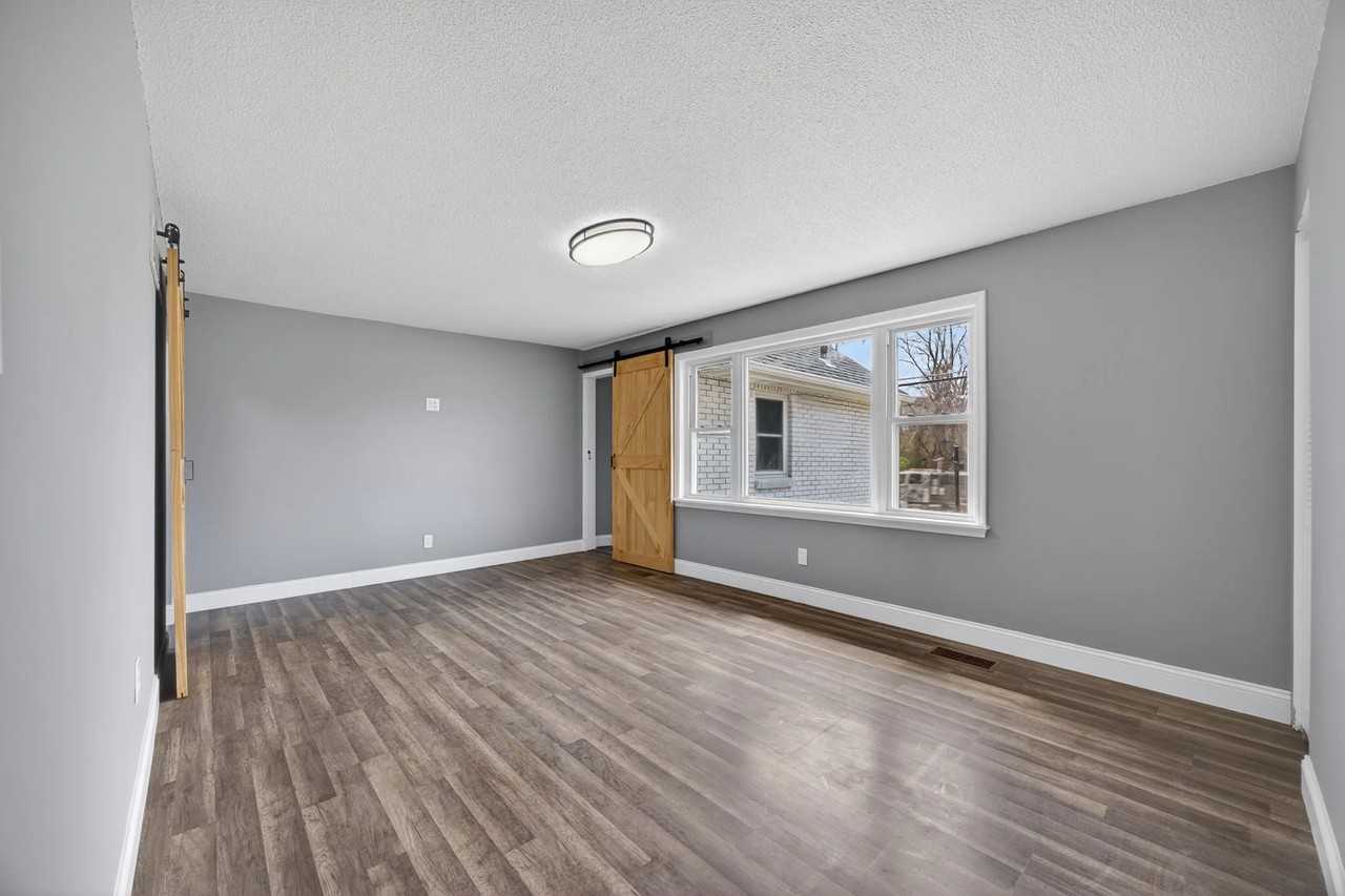 3320 Elm St - Photo 4 of 38