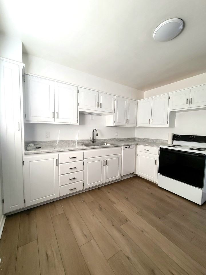 135 Mather Cir - Photo 2 of 10