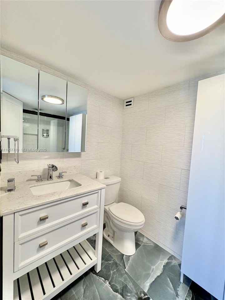 17011 North Bay Road #902 - Photo 4 of 24