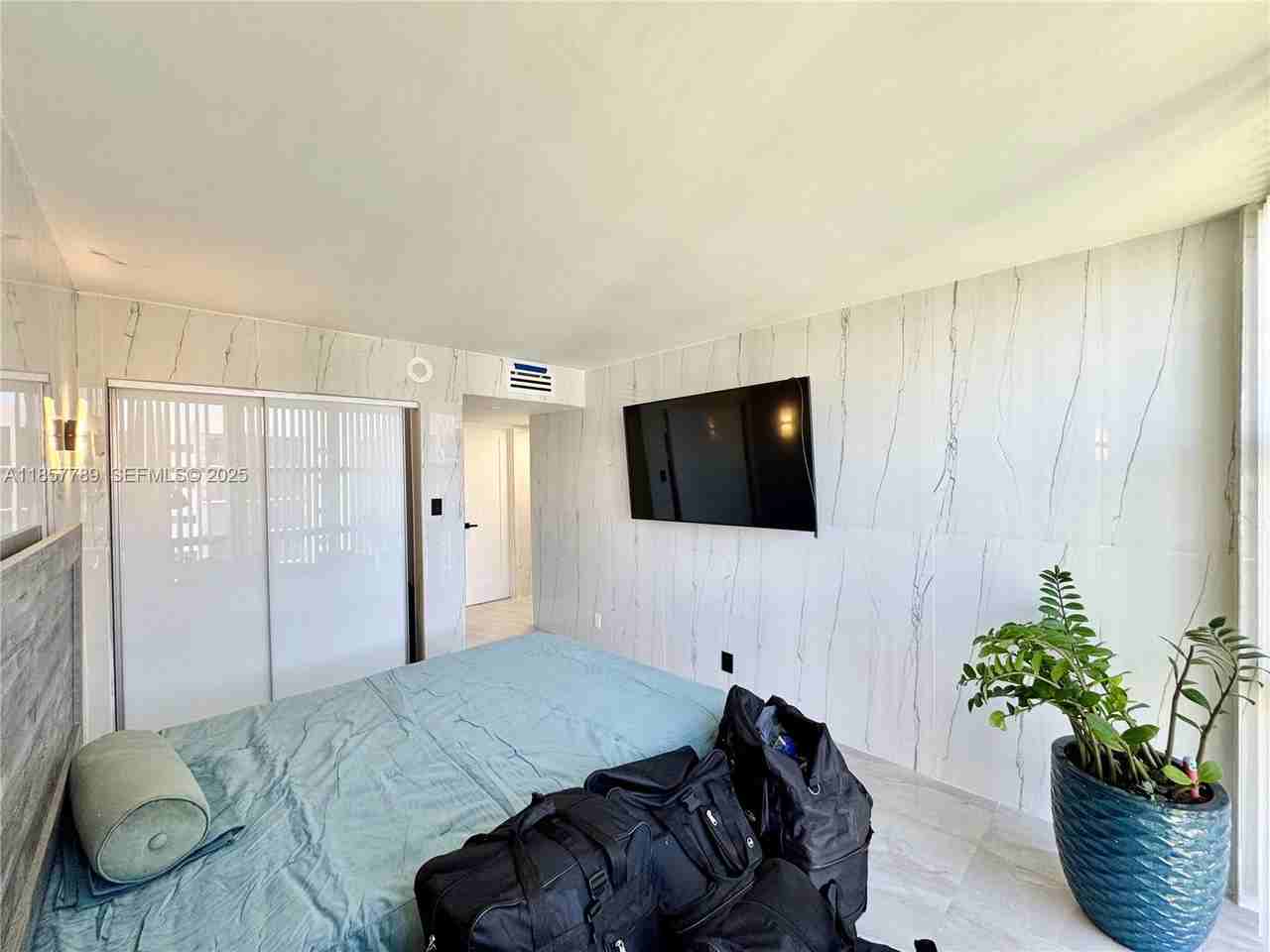 17011 North Bay Road #902 - Photo 7 of 24