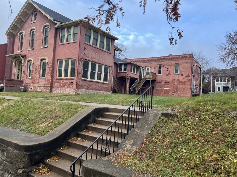 571 Jefferson St #1 - Photo 3 of 10