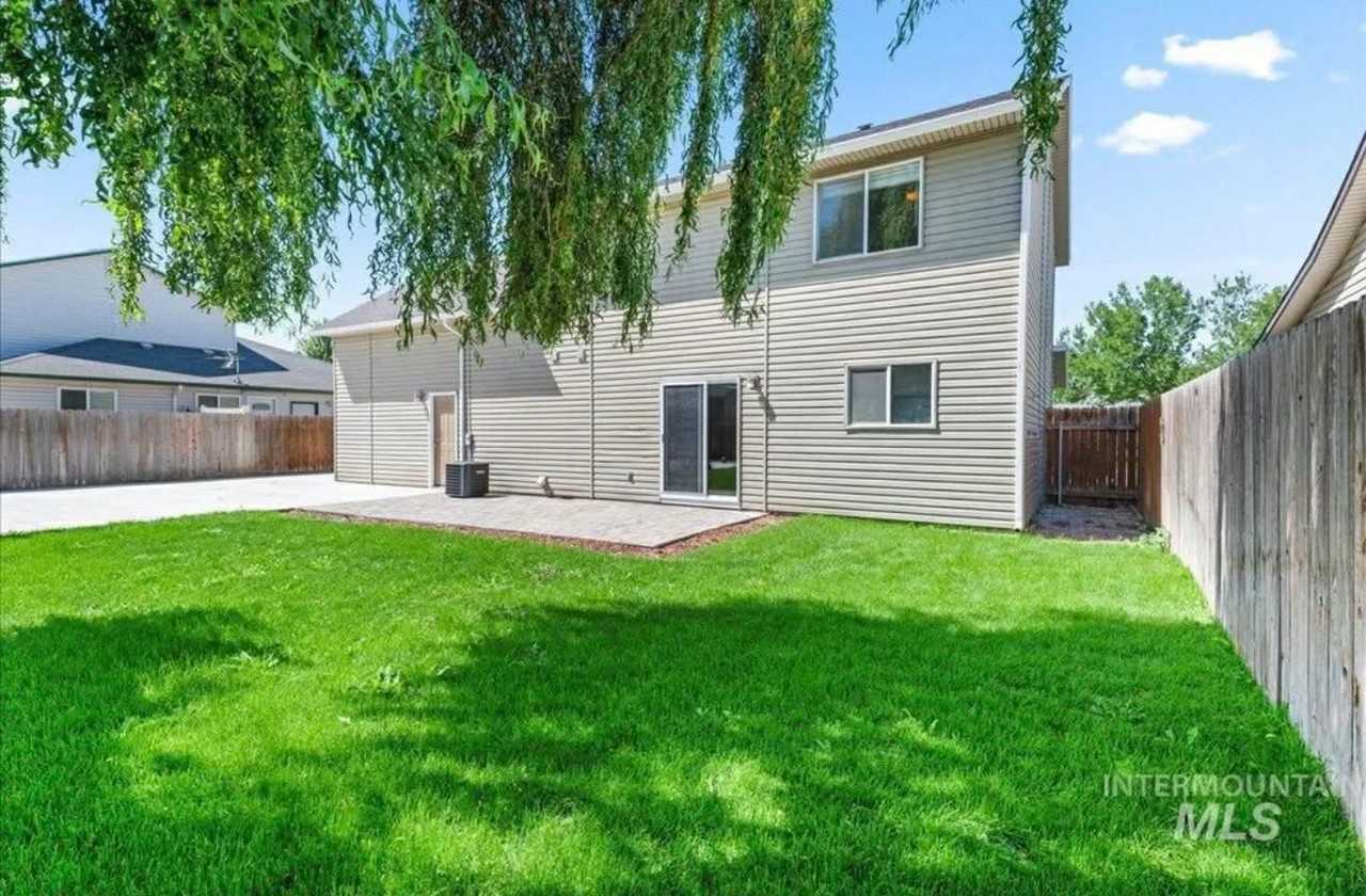 1916 N Duck Hawk Ave - Photo 2 of 20