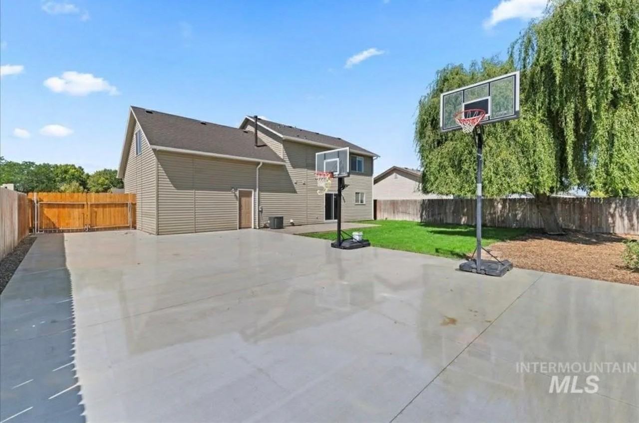 1916 N Duck Hawk Ave - Photo 3 of 20