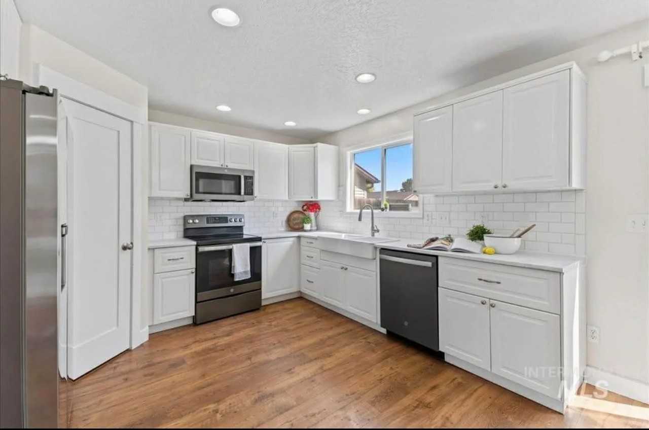 1916 N Duck Hawk Ave - Photo 5 of 20