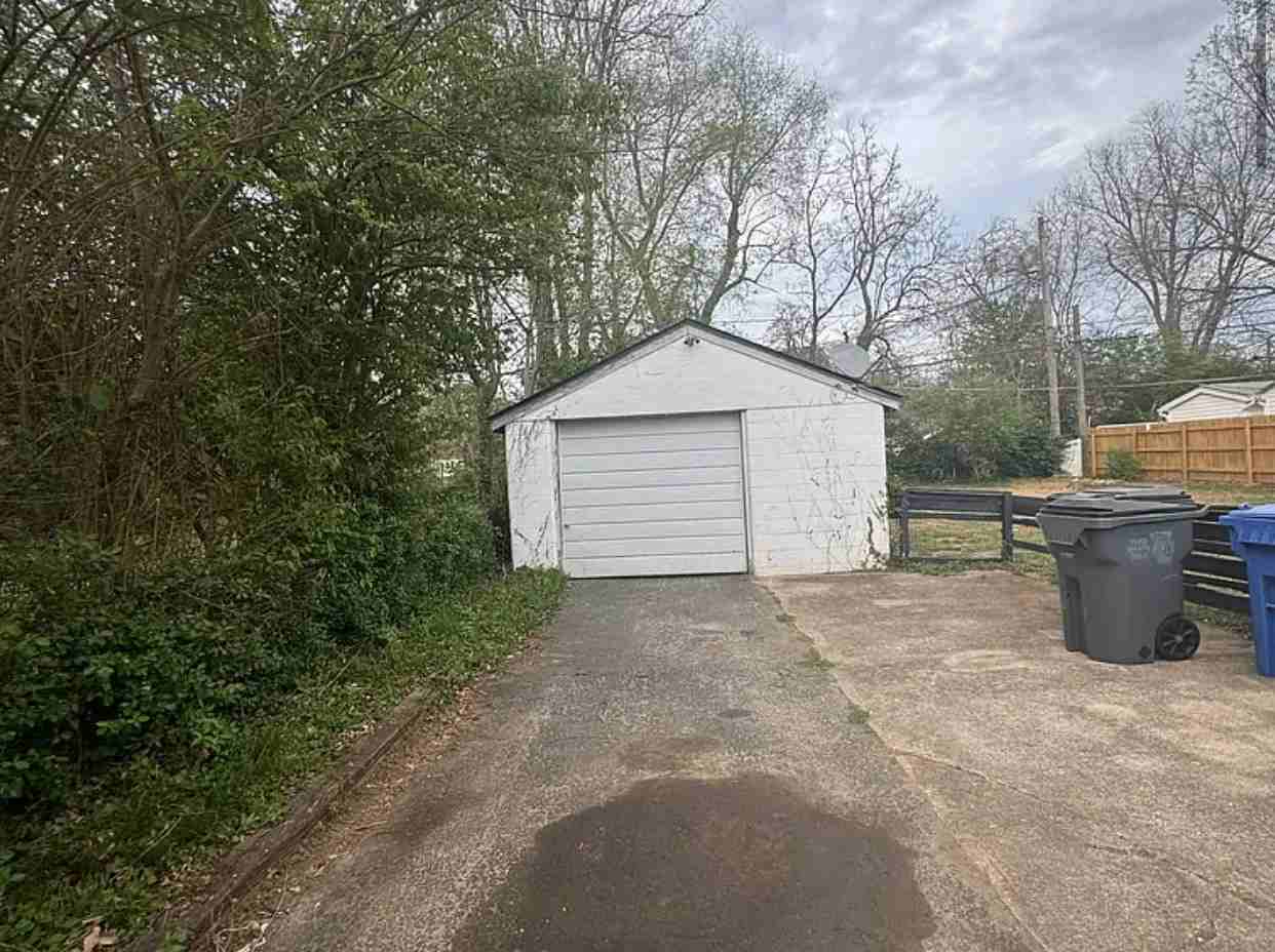 313 Mockingbird Ln - Photo 3 of 10