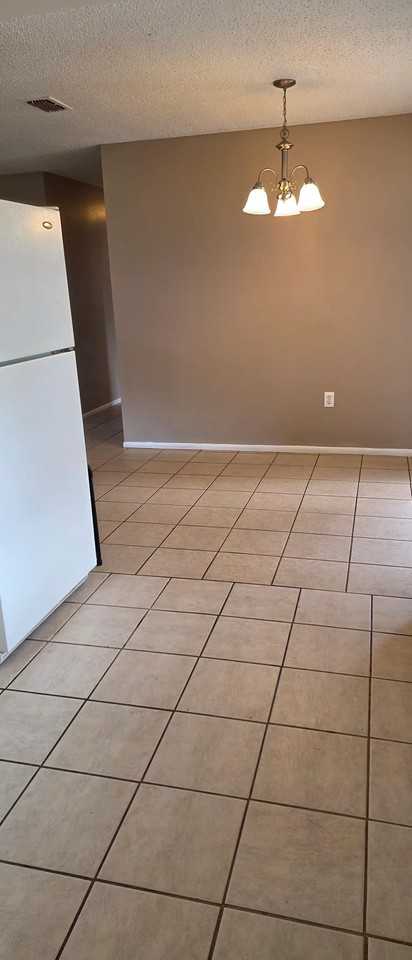 630 Duncan Cir W - Photo 6 of 17