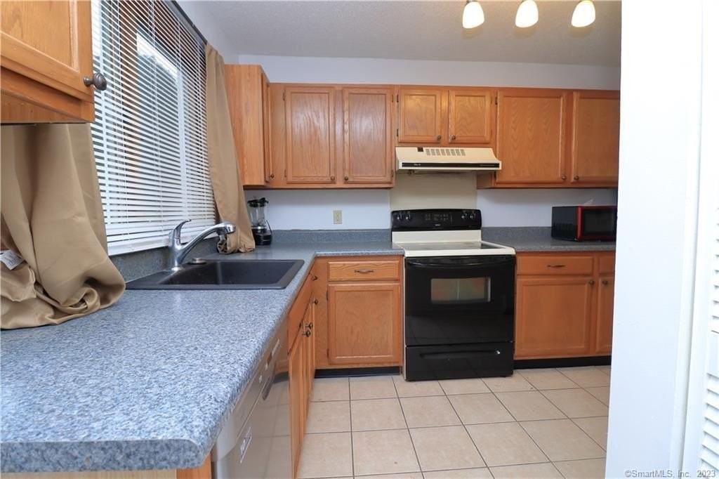 482 Lake Ave Unit 4 - Photo 4 of 10