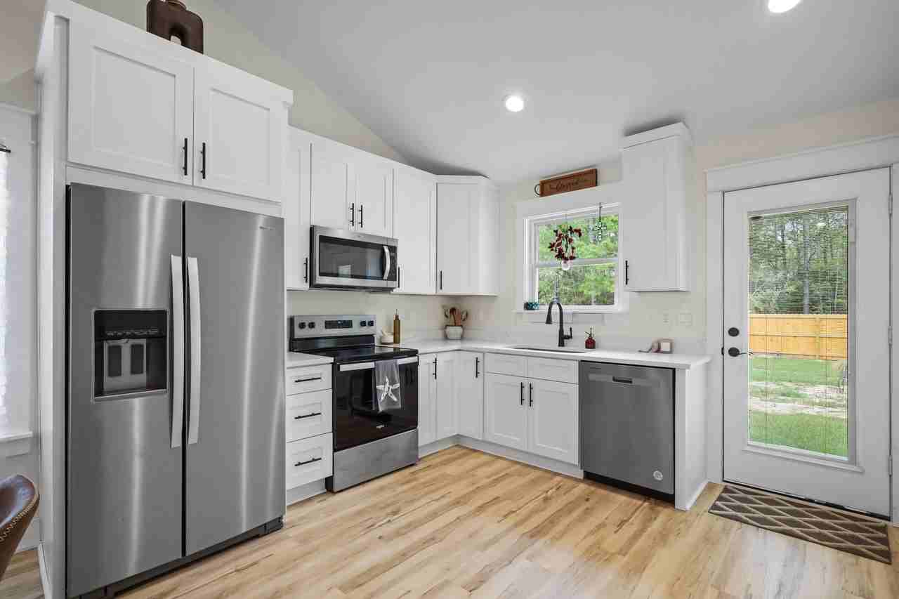 71 E Lafavre Ln - Photo 3 of 32