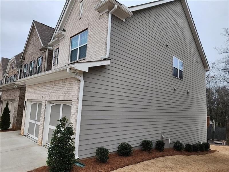 1366 Endicott Ct - Photo 2 of 18