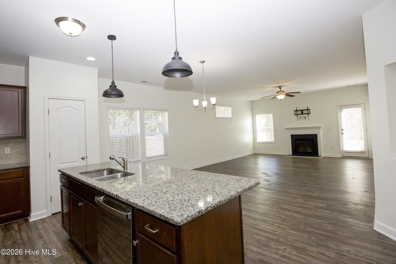 3025 Dana Ln - Photo 5 of 34