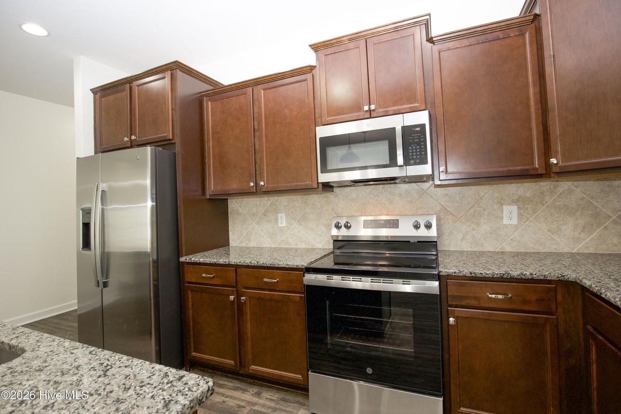 3025 Dana Ln - Photo 6 of 34