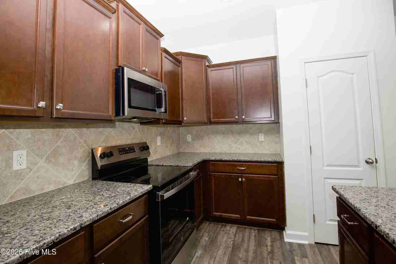 3025 Dana Ln - Photo 7 of 34