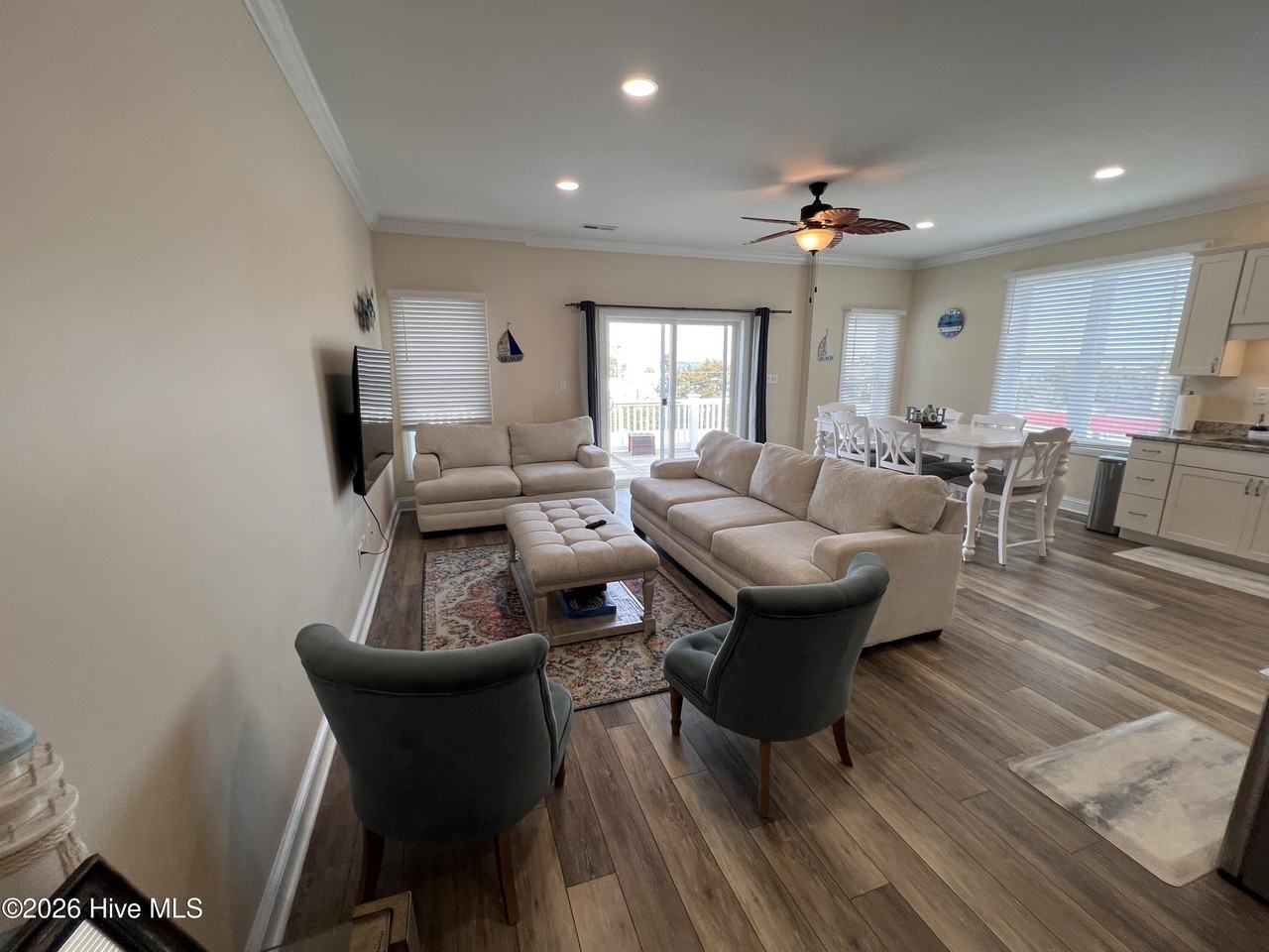 3307 Emerald Dr Unit East - Photo 5 of 22