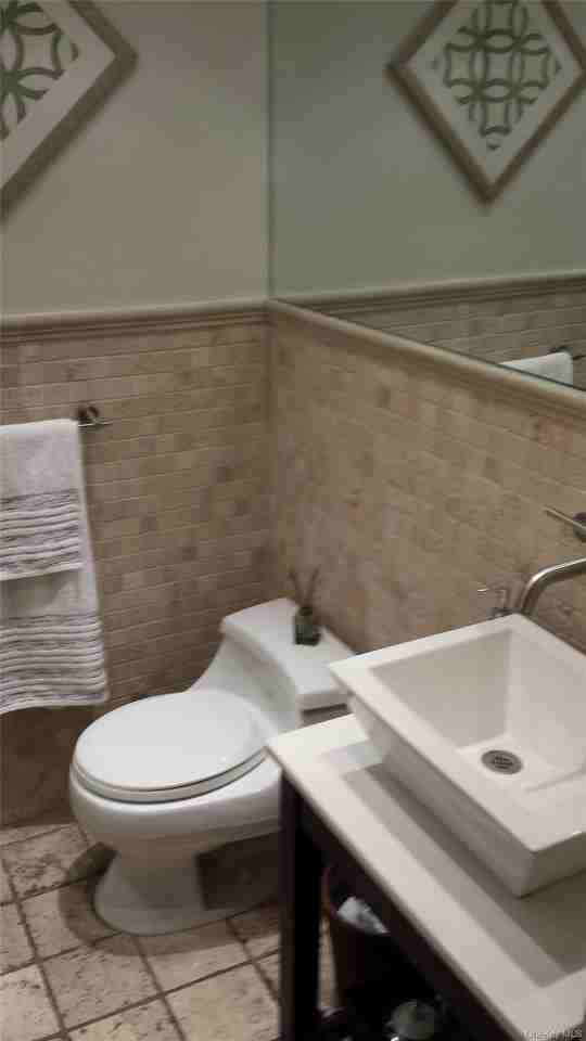 84 Pacific Blvd - Photo 7 of 8