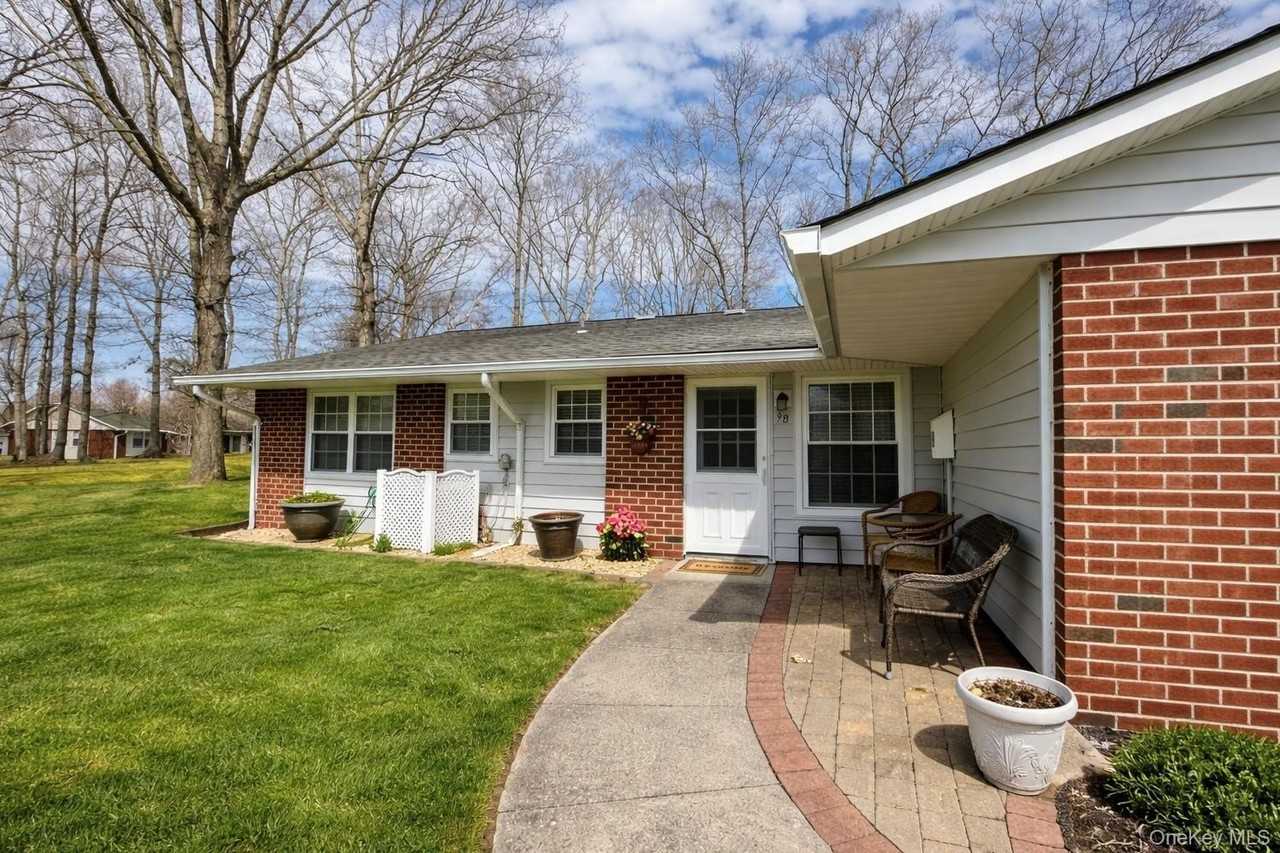 9 Guilford Ct Unit B - Photo 3 of 12