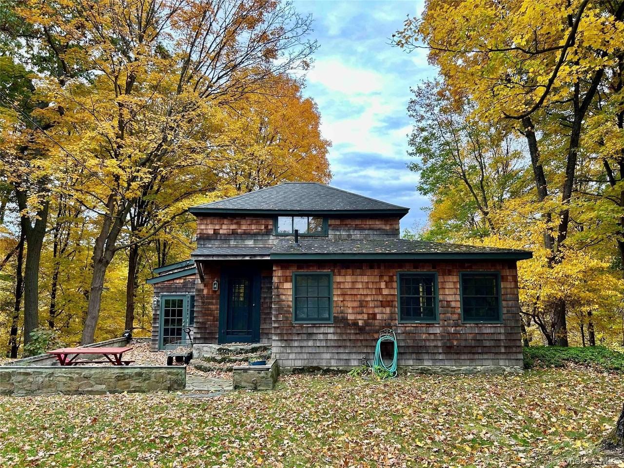 186 Taylor Rd - Photo 2 of 26