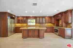 featured image of 209 N Doheny Dr