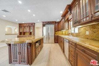 209 N Doheny Dr - Photo 2 of 8