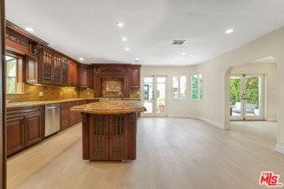 209 N Doheny Dr - Photo 3 of 8