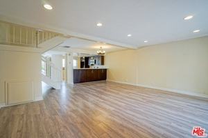 featured image of 5760 Owensmouth Ave #14