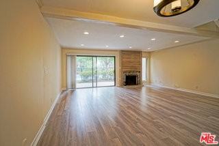 5760 Owensmouth Ave #14 - Photo 4 of 8