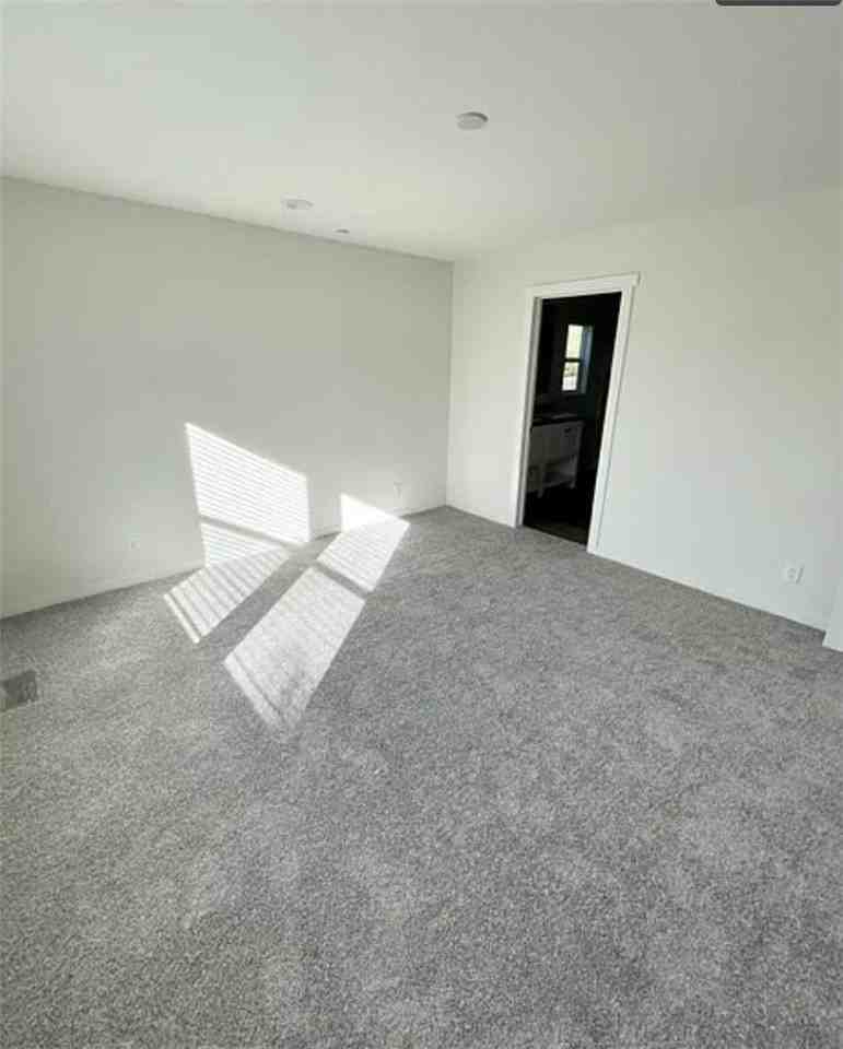 120 Diana St - Photo 5 of 10