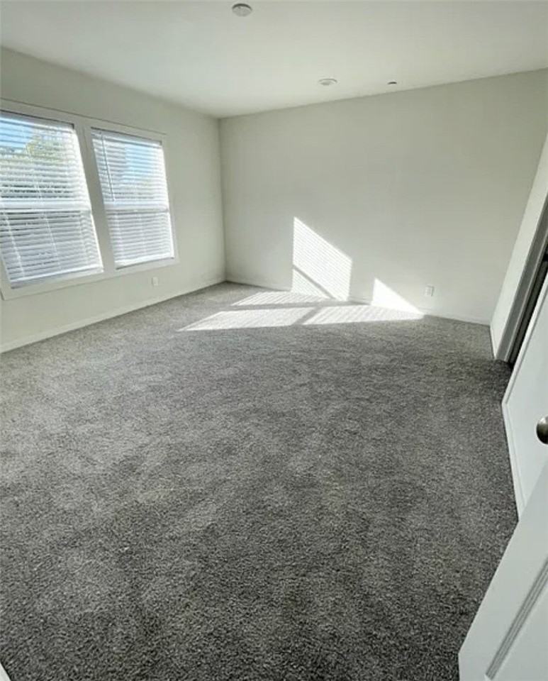 120 Diana St - Photo 6 of 10