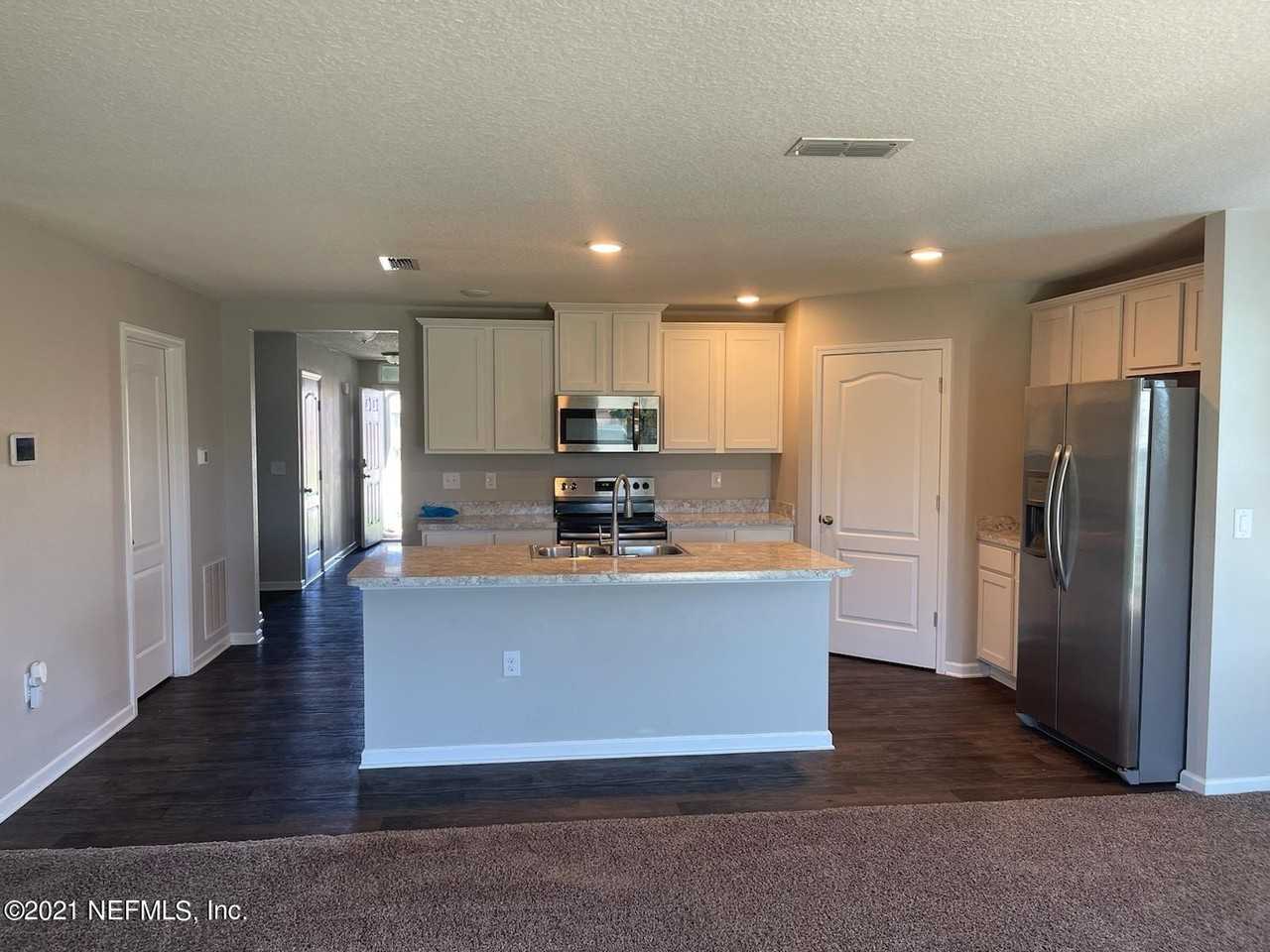 2100 Pebble Point Dr - Photo 4 of 32