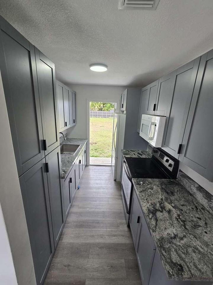 Sw 138th Ct - Photo 2 of 8