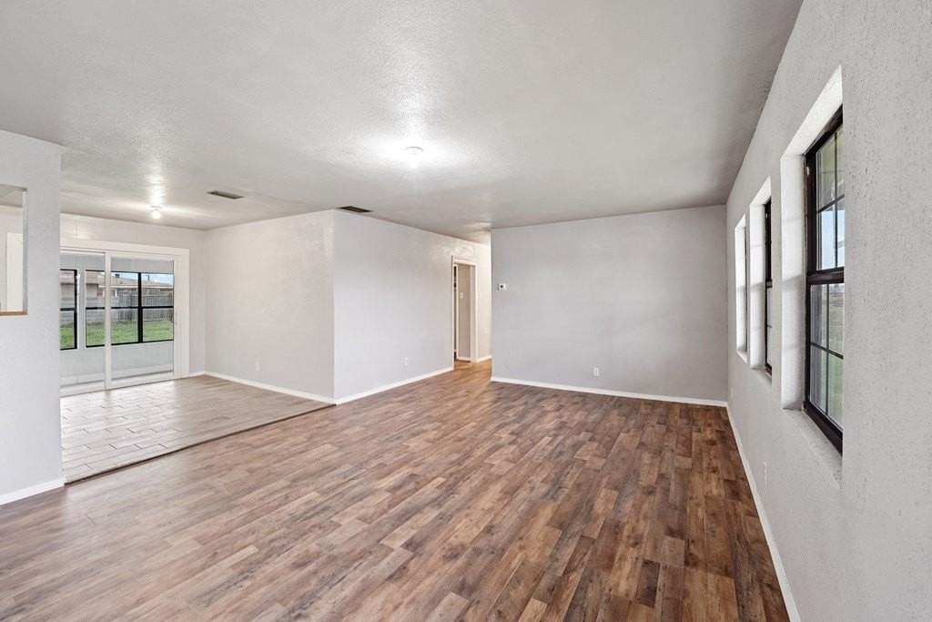 1401 E 18th St - Photo 2 of 23