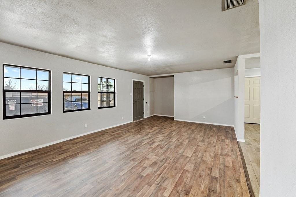 1401 E 18th St - Photo 3 of 23