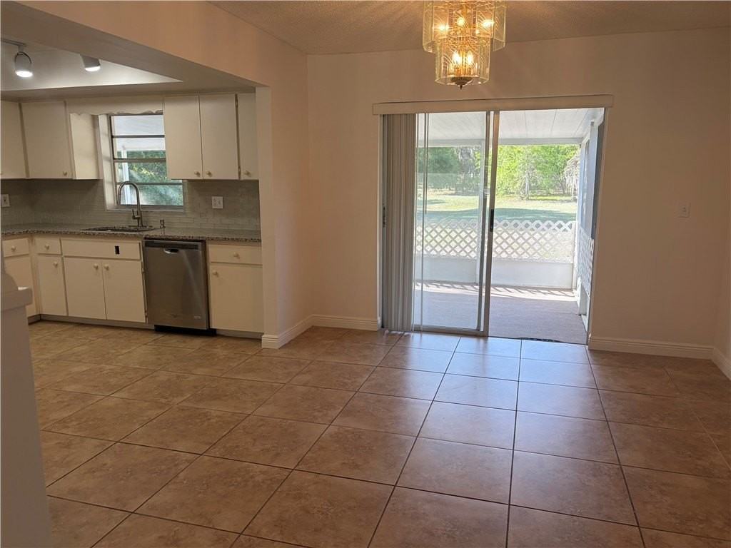 12775 Roseland Rd - Photo 7 of 21