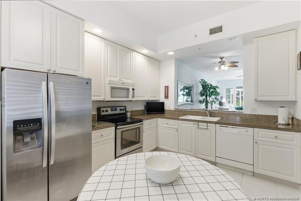 1 Harbour Isle Dr E Unit 104 - Photo 4 of 33