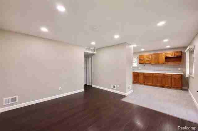 17245 Ivanhoe St - Photo 3 of 12