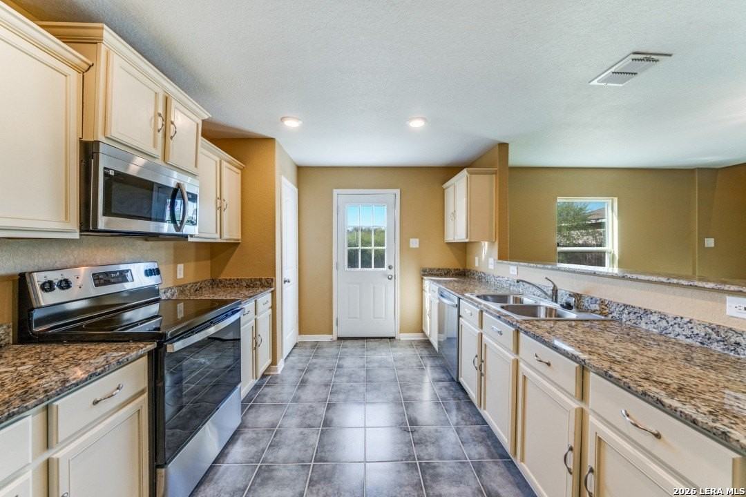 2915 Lavender Mdw - Photo 2 of 19