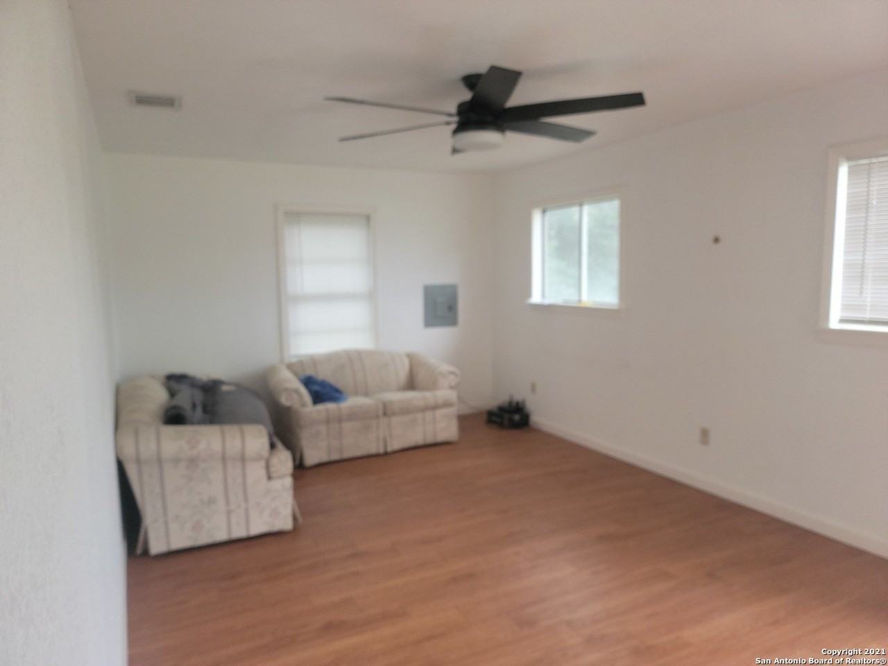 925 4th St - Photo 2 of 11