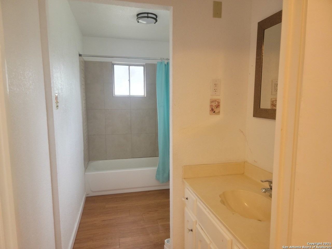 925 4th St - Photo 4 of 11